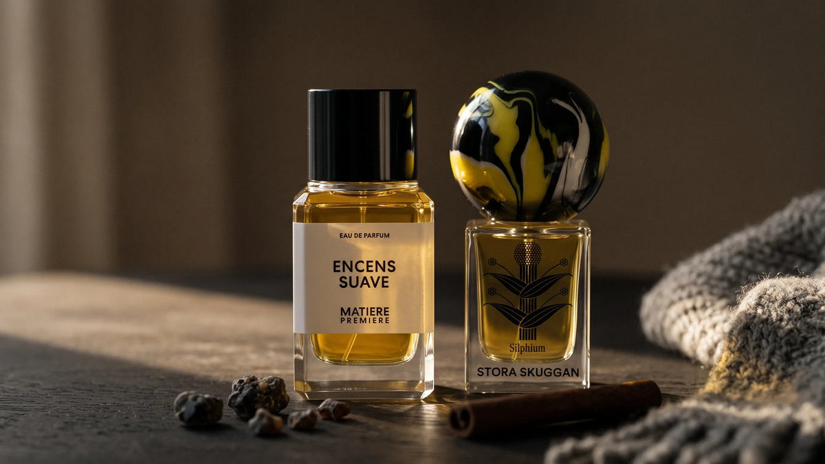 Encens Suave von Matière Première und Silphium von Stora Skuggan auf dunklem Holz mit Weihrauchharz, Zimtstange und Wollschal