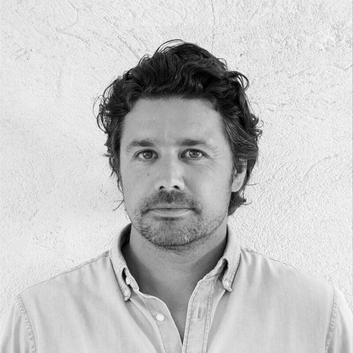 Schwarz-Weiß-Portrait von Aurélien Guichard, Parfumeur und Mitgründer von Matière Première