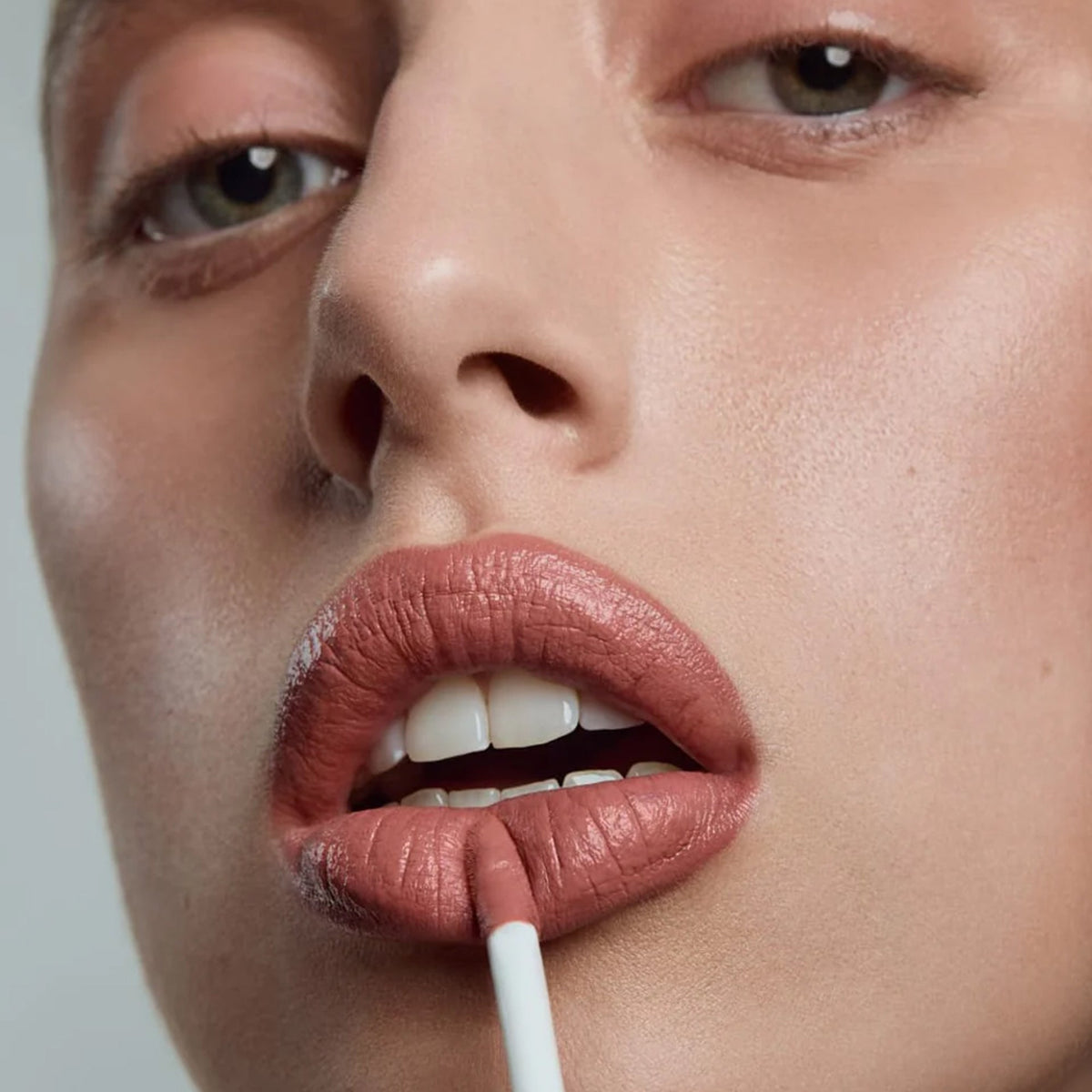 KUS Liquid Lipstick von UND GRETEL