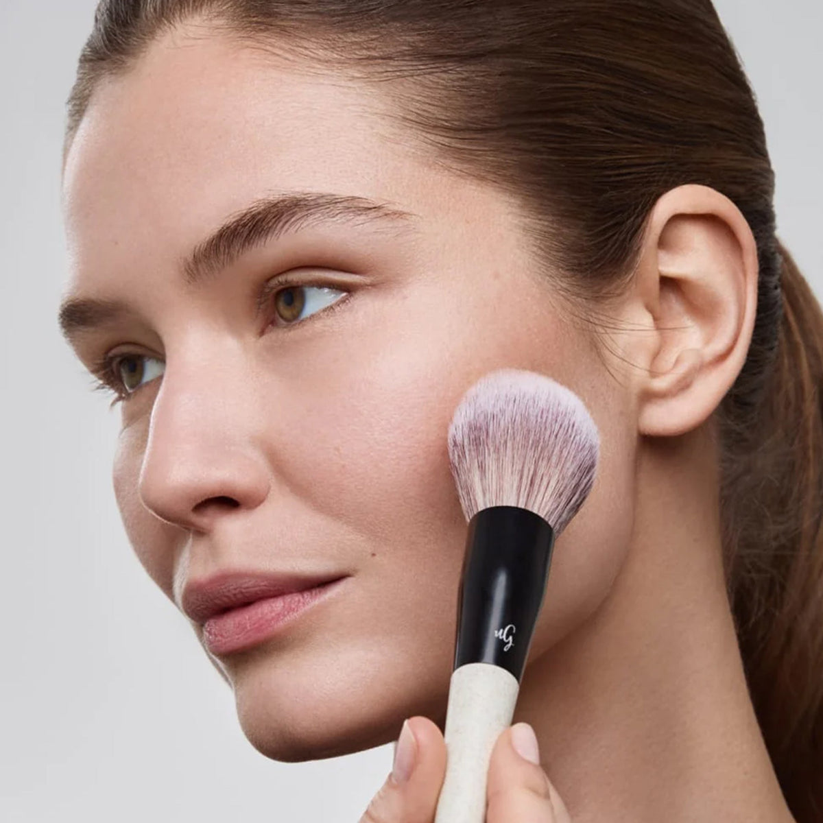 Powder Brush 01 von UND GRETEL
